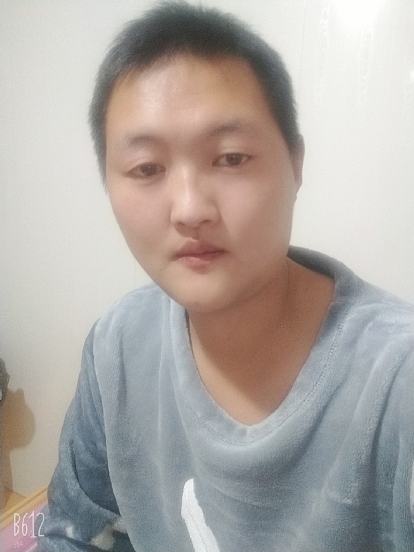 烟圈里透着伤的第一张照片--盐城相亲服务中心