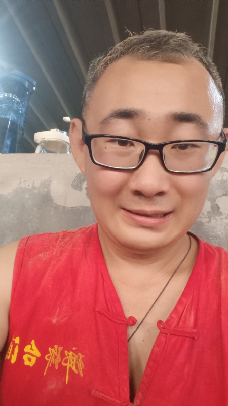 黑黑一笑的第二张照片--盐城相亲服务中心